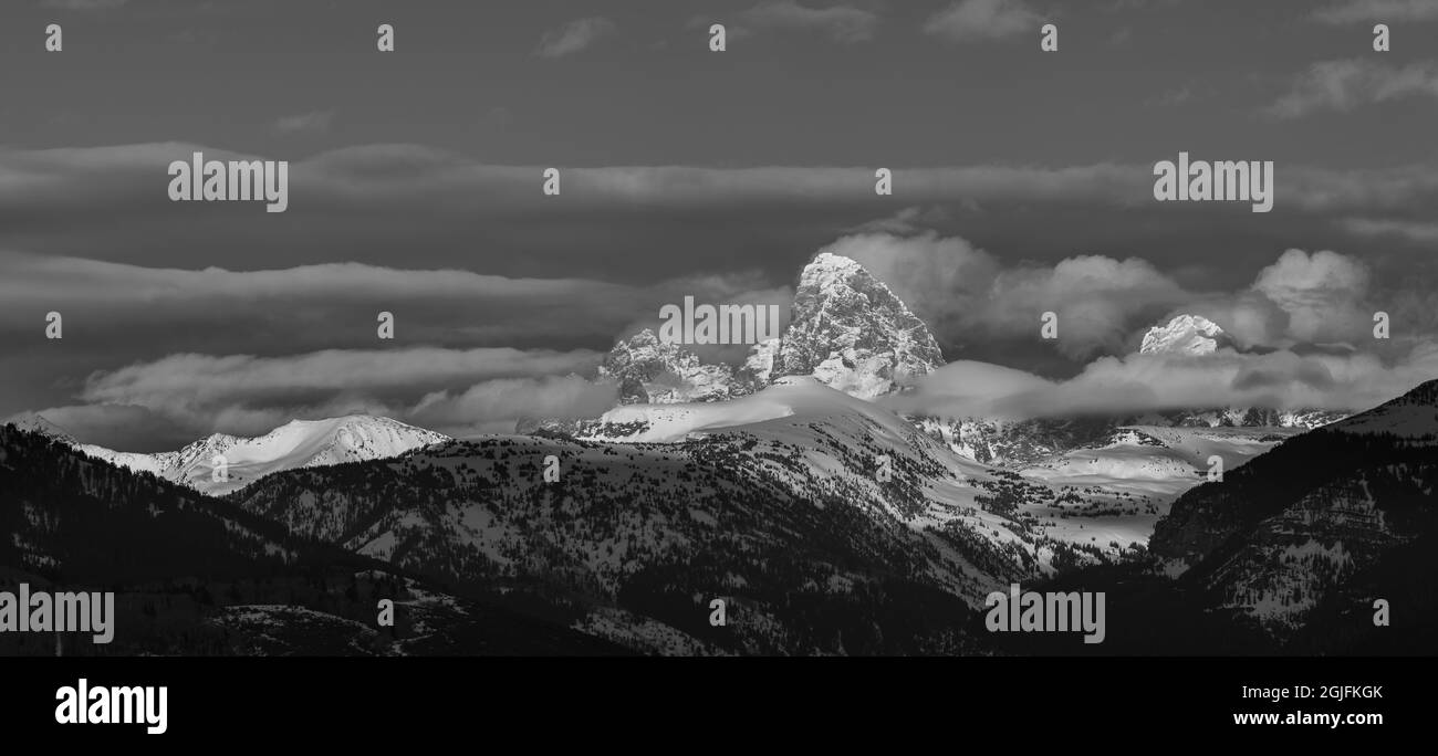 Panoramica in bianco e nero di strati di nuvole ricoprono le montagne Grand Teton e Teton, Wyoming Foto Stock