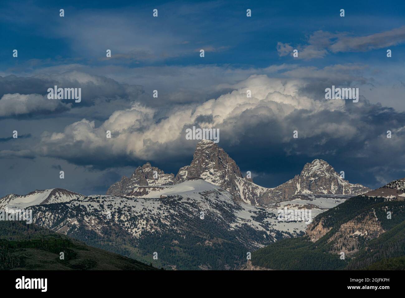 Nuvole su Grand e Middle Teton e Mount Owen da ovest Foto Stock