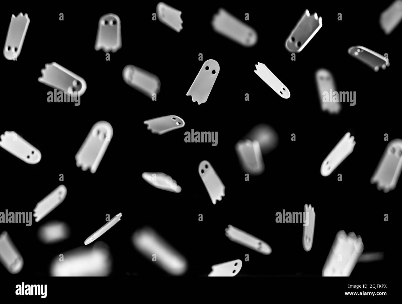 Halloween. Fantasmi bianchi volano su uno sfondo nero Foto Stock