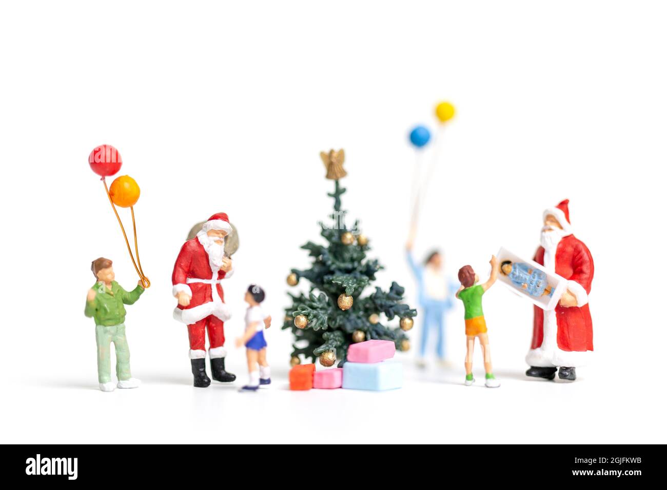 Persone in miniatura : Babbo Natale in regalo per la famiglia felice, Natale e felice anno nuovo concetto. Foto Stock