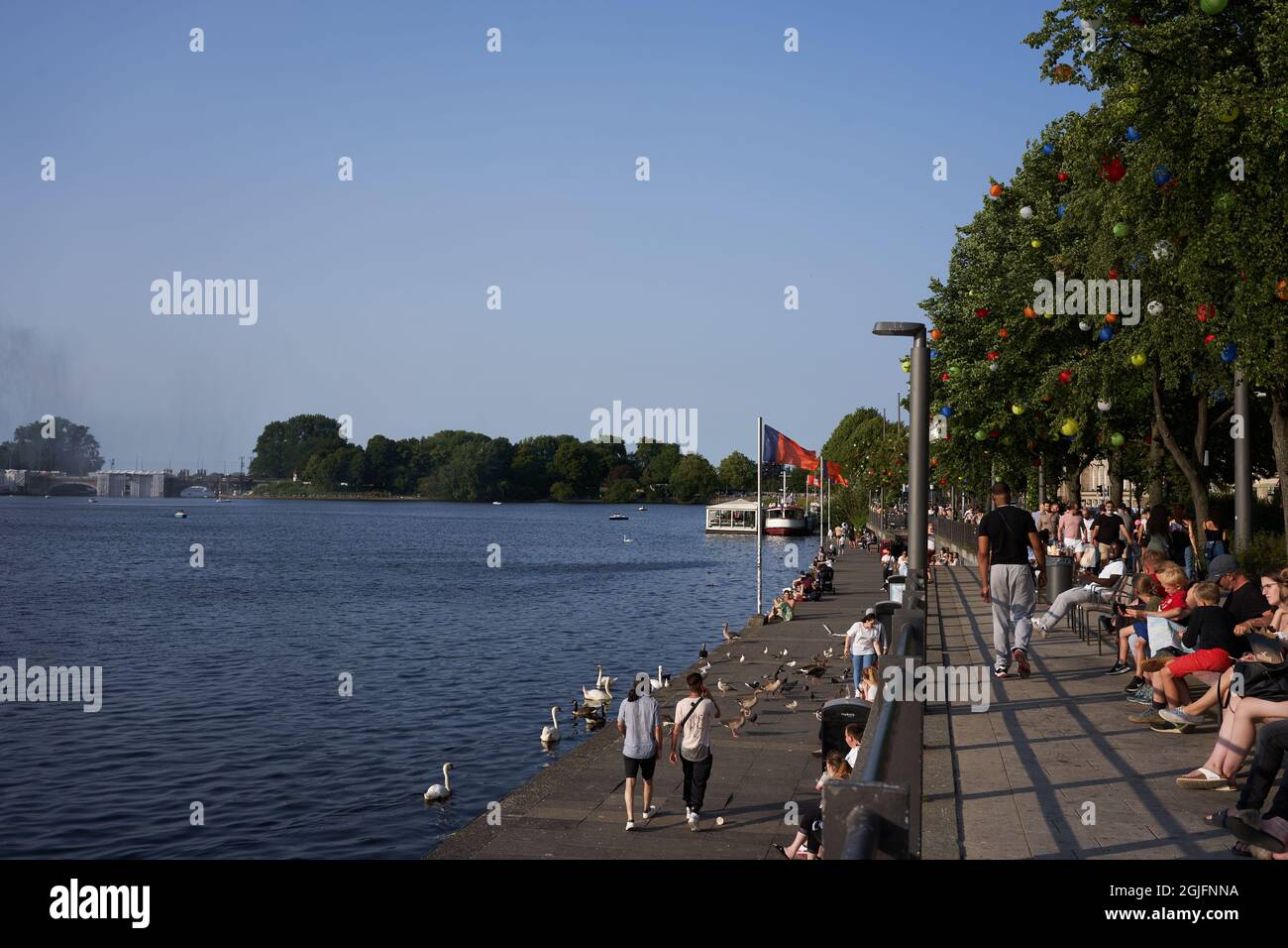 Amburgo, Germania - 17 luglio 2021 - il lago di Binnenalster o di Inner Alster è uno dei due laghi artificiali nei limiti della città di Amburgo in estate Foto Stock