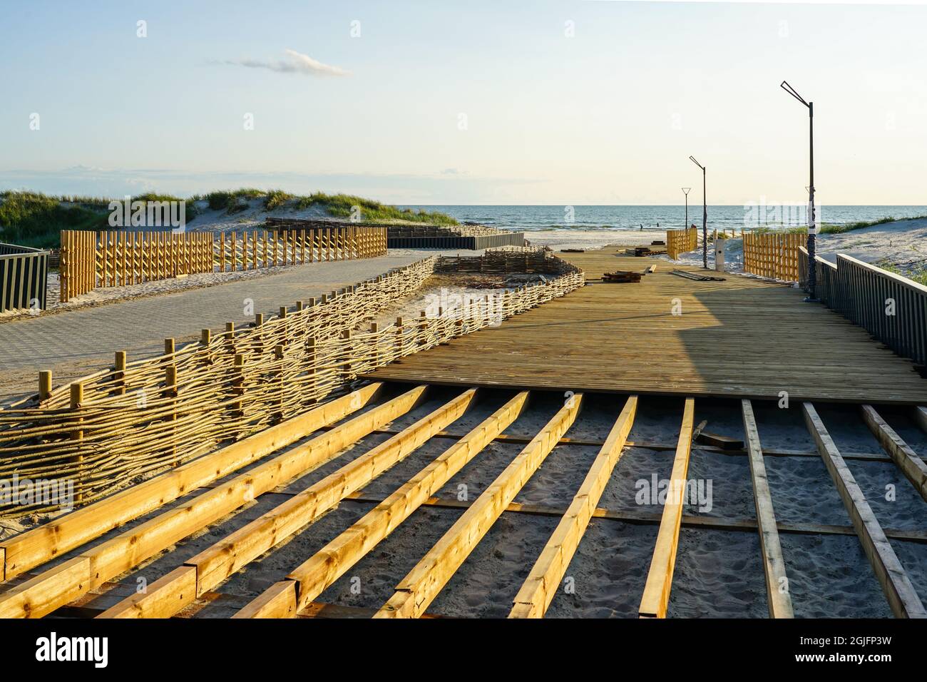 passerella in legno non rifinita per un accesso più comodo alla spiaggia Foto Stock
