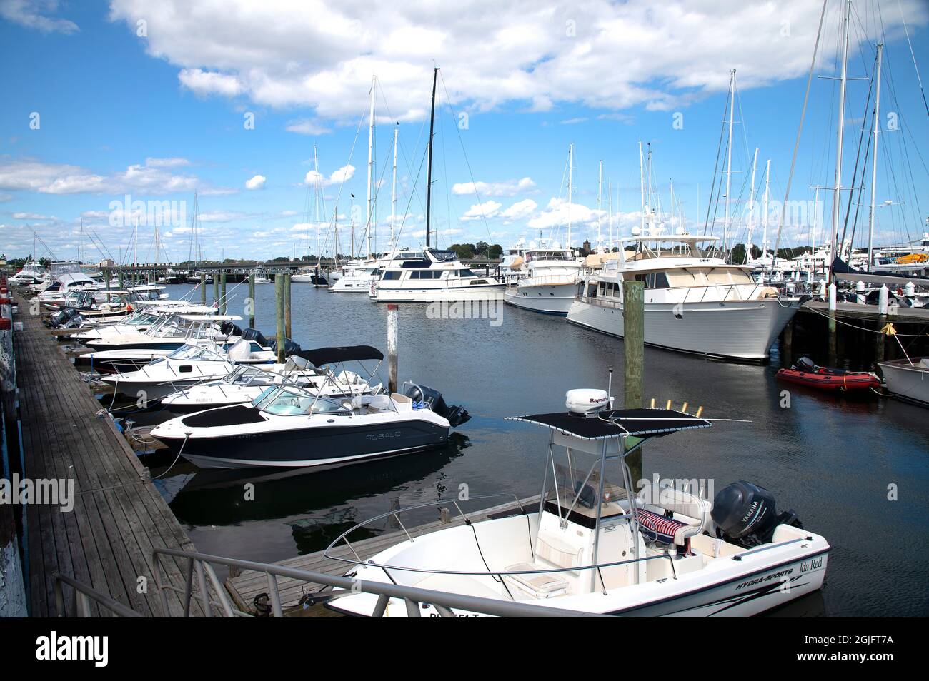 Le barche sono attraccate presso un porticciolo di Goat Island, Newport, Rhode Island, USA Foto Stock