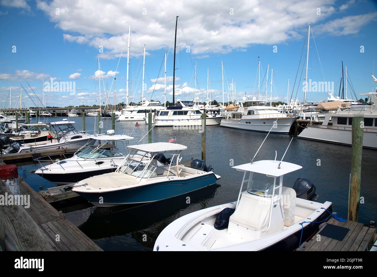 Le barche sono attraccate presso un porticciolo di Goat Island, Newport, Rhode Island, USA Foto Stock