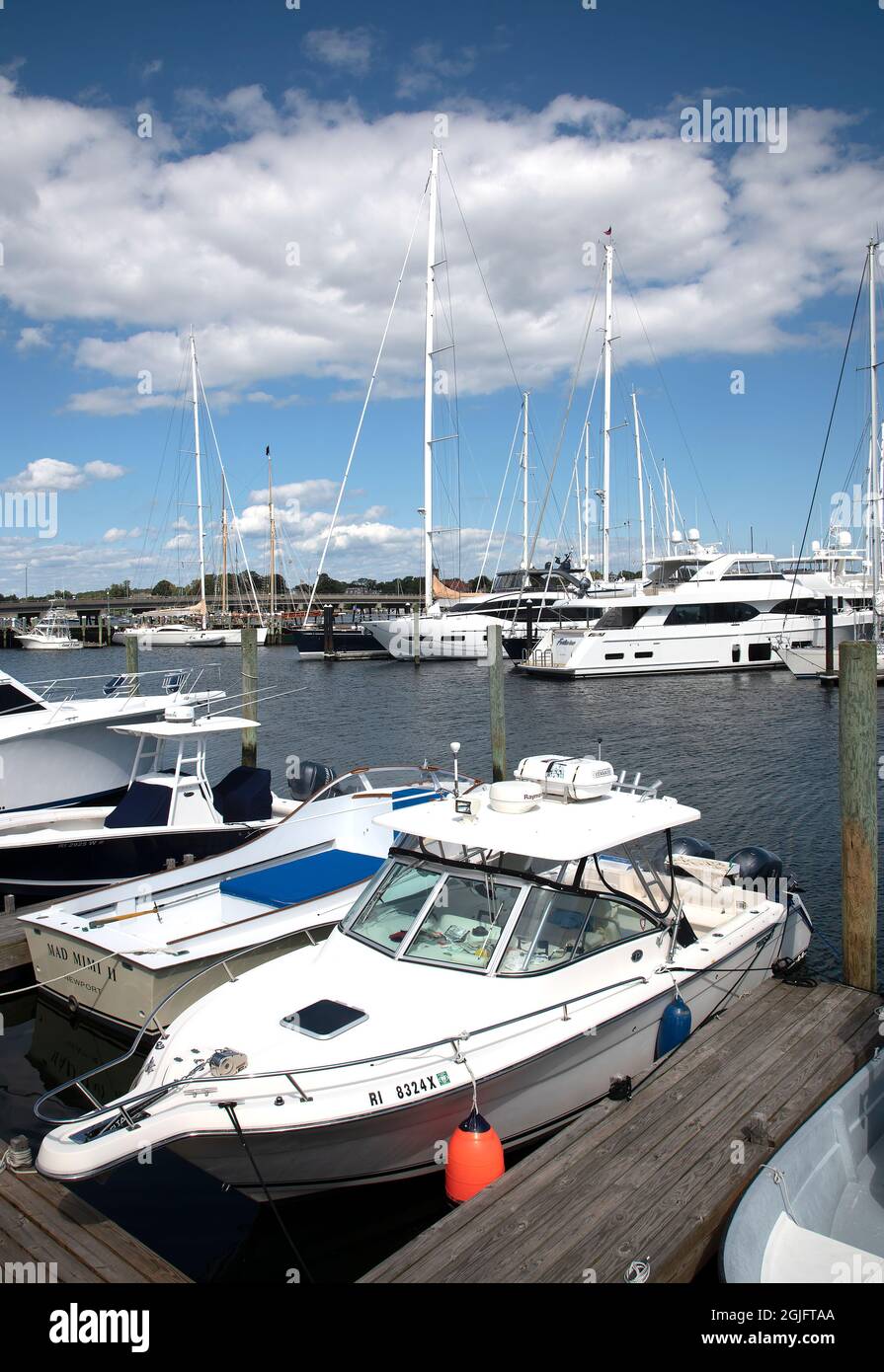 Le barche sono attraccate presso un porticciolo di Goat Island, Newport, Rhode Island, USA Foto Stock