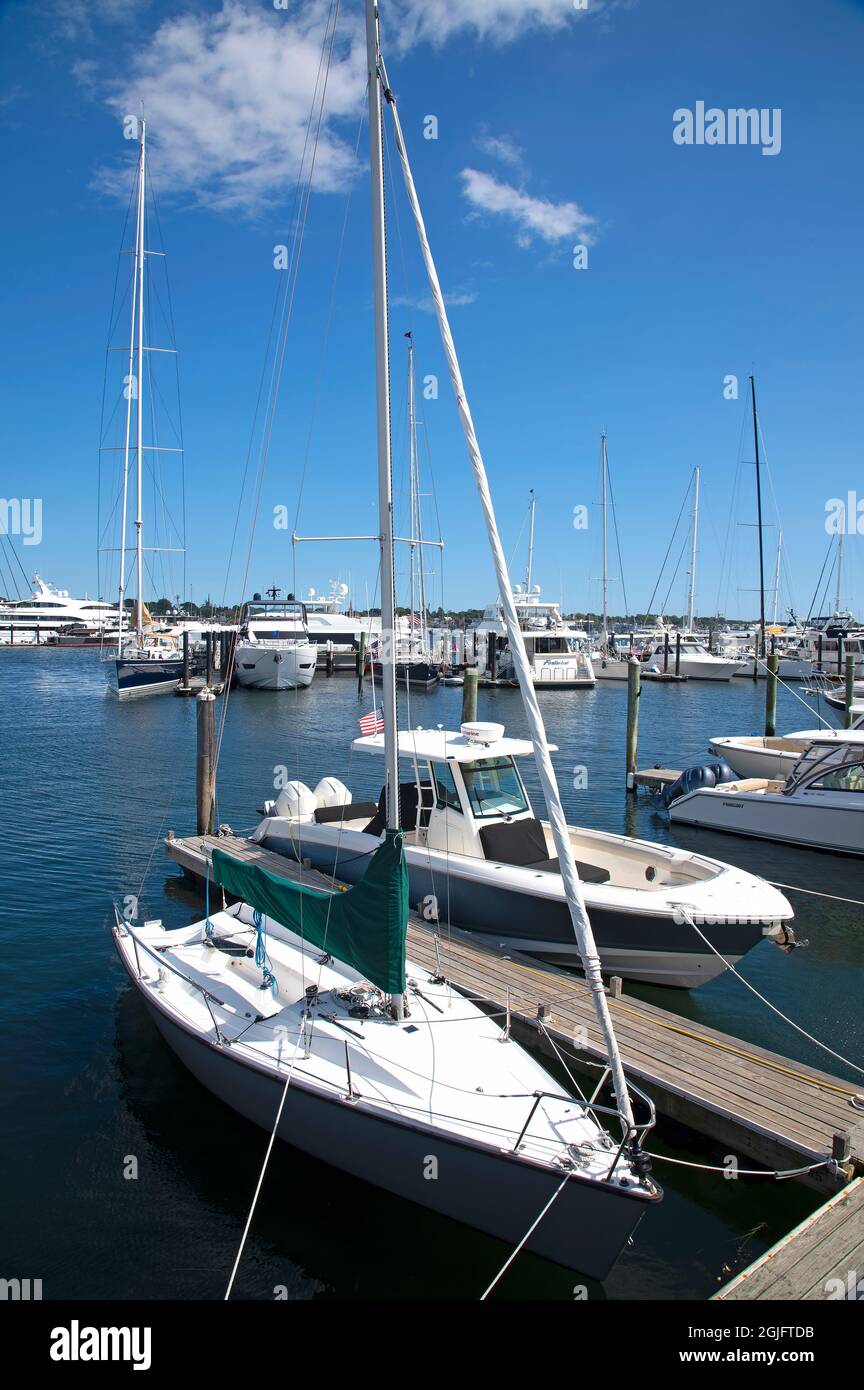 Le barche sono attraccate presso un porticciolo di Goat Island, Newport, Rhode Island, USA Foto Stock