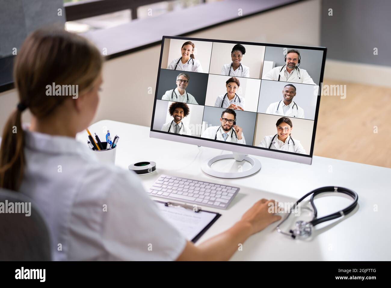 Doctor in Online Medical Video Conference con diversi team di Lavoratori ospedalieri Foto Stock
