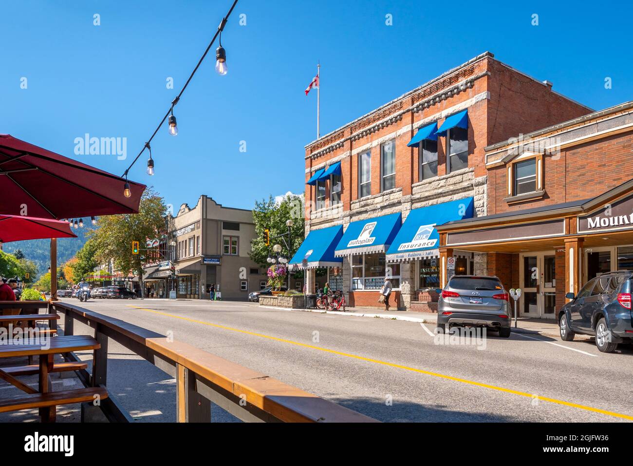 Una delle principali strade per lo shopping e i ristoranti della piccola comunità artistica e della città di Nelson, BC, Canada. Foto Stock