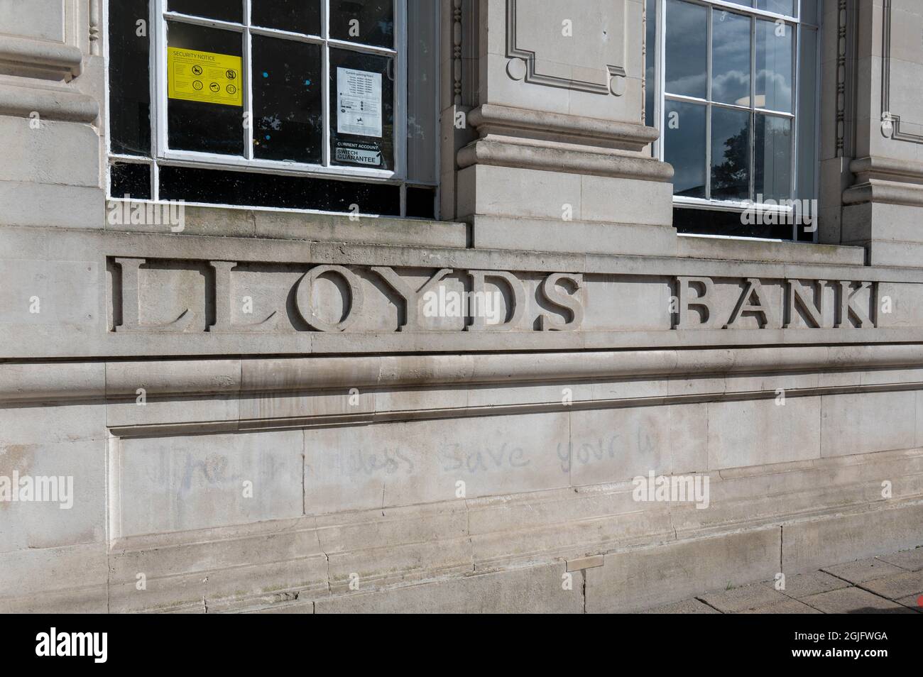 Lloyds Bank nome scolpito nel lavoro di pietra sul lato della banca a norwich Foto Stock