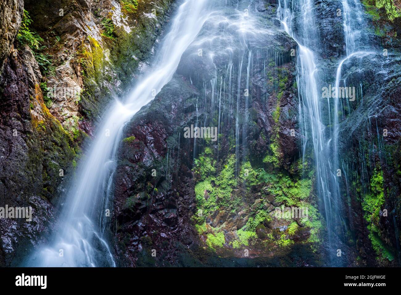 vista a lunga esposizione della cascata Foto Stock