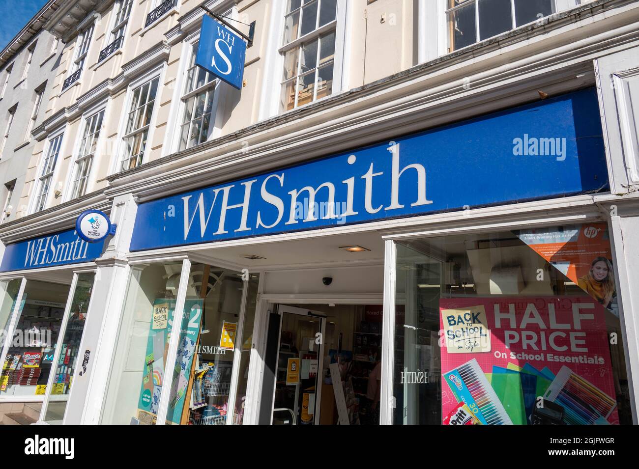 Logo W H Smith sopra il negozio nel centro di norwich Foto Stock