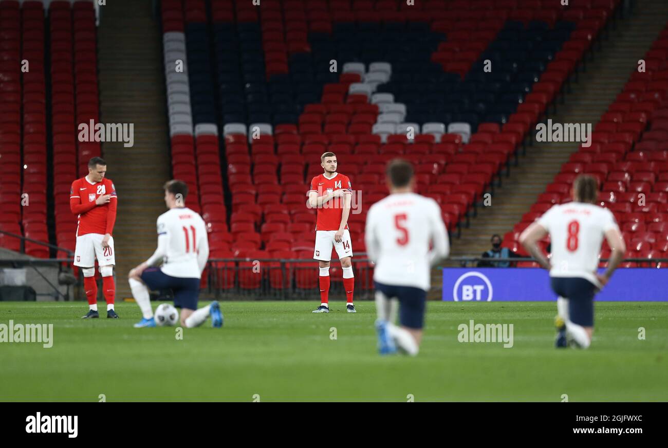 Piotr Zielinski di Polonia e Michal Elio di Polonia non si prendono un ginocchio in solidarietà con il movimento Black Lives Matter Foto Stock