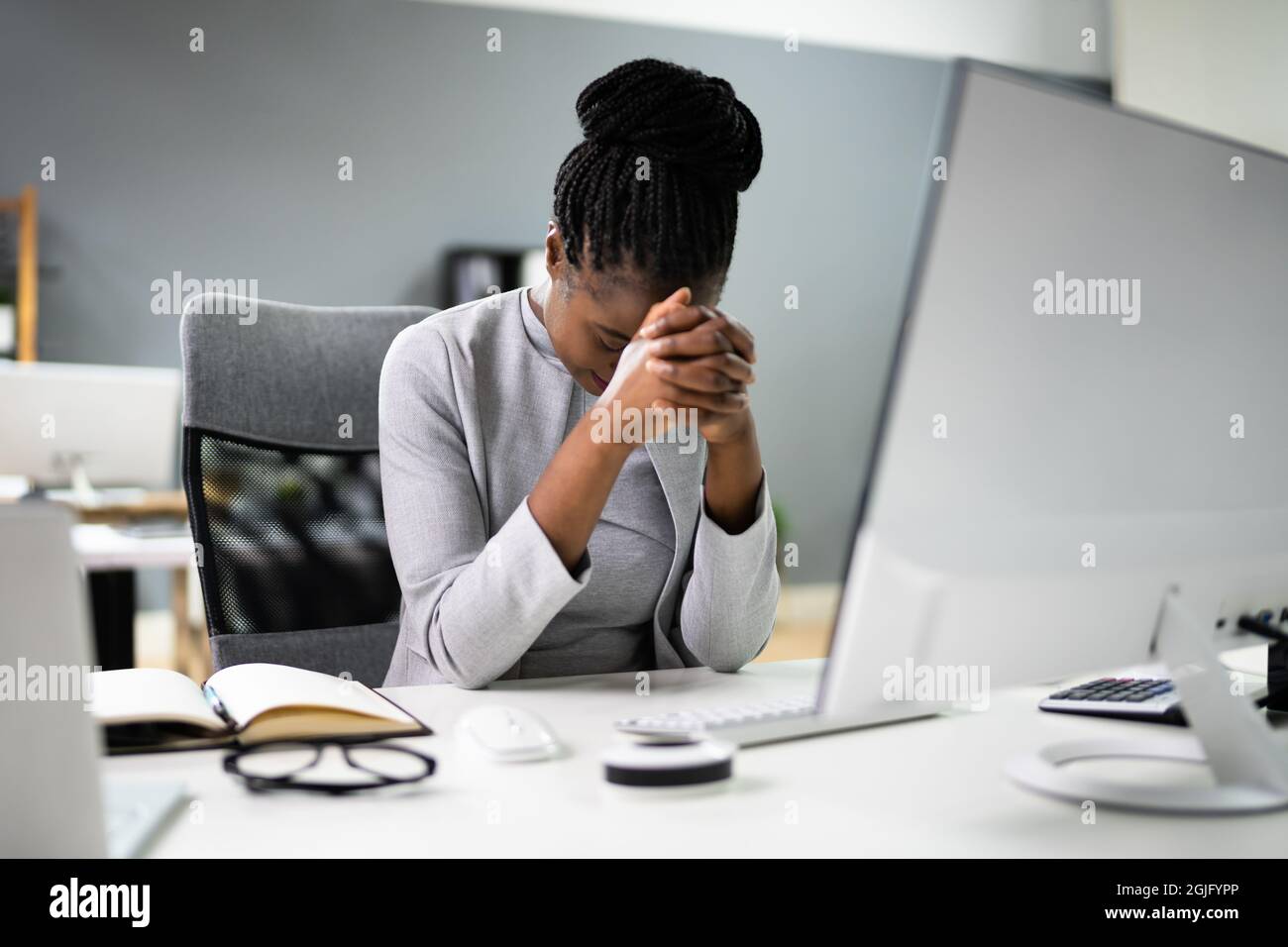 African Business Woman stanco e sconvolto con il capo Ache Foto Stock