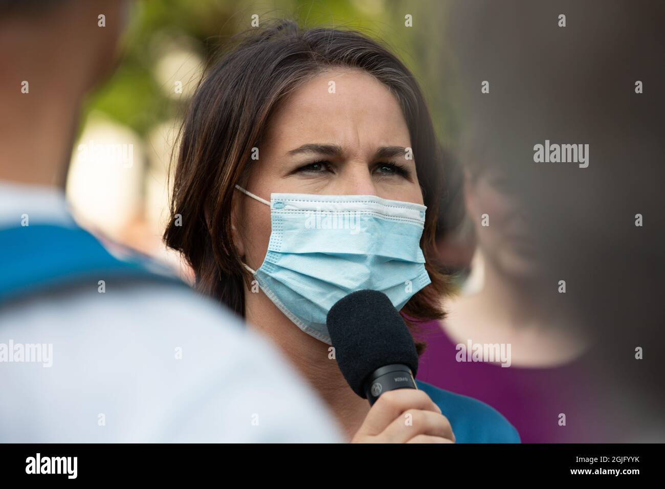 Die Kanzlerkandidatin von Bündnis 90/Die Grünen Annalena Baerbock sricht mit Bürger*innen bei der Großen Wahlkampfkundgebung am 9. Settembre 2021 a München. * il cancelliere candidato per il Partito Verde Annalena Charlotte Alma Baerbock parlare con i cittadini al grande raduno elettorale il 9 settembre 2021 a Monaco, Germania. (Foto di Alexander Pohl/Sipa USA) Credit: Sipa USA/Alamy Live News Foto Stock