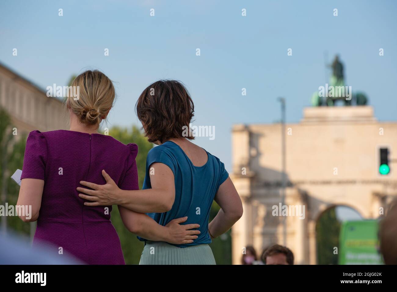 Die Kanzlerkandidatin von Bündnis 90/Die Grünen Annalena Baerbock umarmt Katharina Schulze ( Fraktionchefin der Grünen im Bay. Landtag ) bei der Großen Wahlkampfkundgebung am 9. Settembre 2021 a München. * il cancelliere candidato per il Partito Verde Annalena Charlotte Alma Baerbock abbraccia Katha Schulze, capo della fazione verde del parlamento bavarese, al grande raduno elettorale del 9 settembre 2021 a Monaco, Germania. (Foto di Alexander Pohl/Sipa USA) Credit: Sipa USA/Alamy Live News Foto Stock