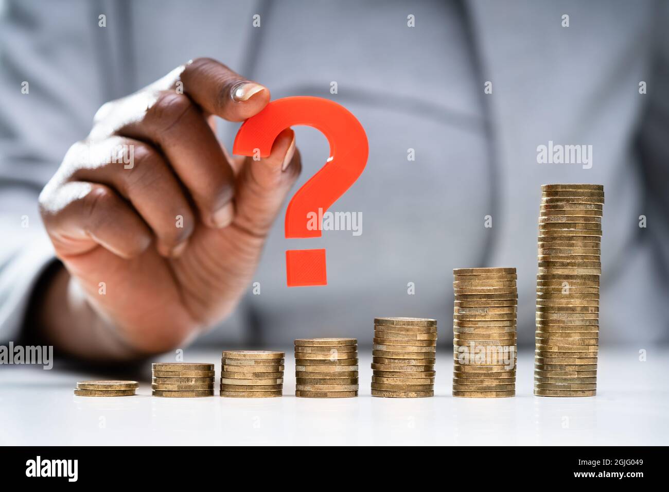 Confuso African Female. Assicurazione di denaro e domanda fiscale Foto Stock