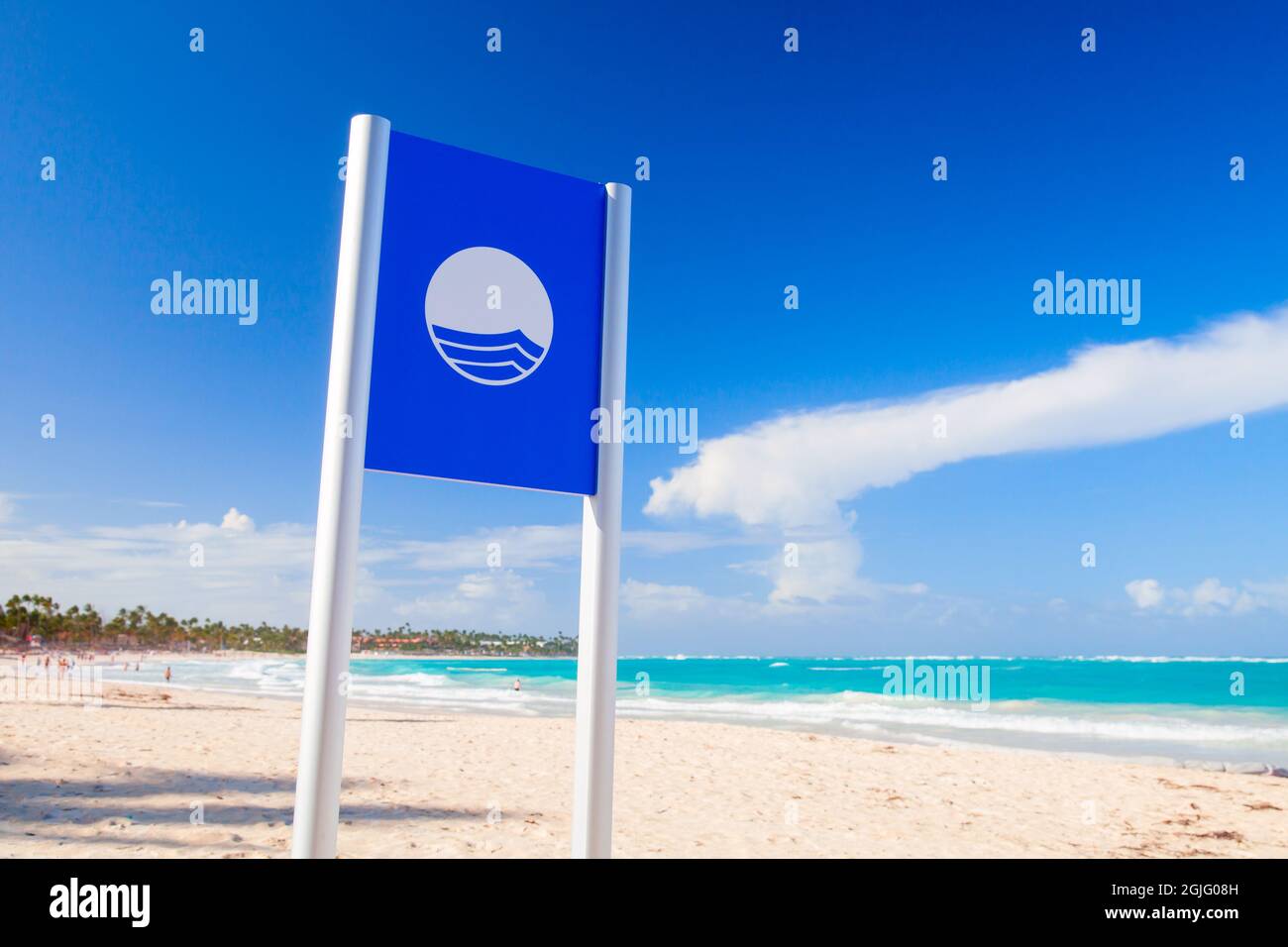 Bavaro, repubblica Dominicana - 15 gennaio 2020: Paesaggio costiero dominicano con bandiera blu bandiera spiaggia in una giornata di sole Foto Stock