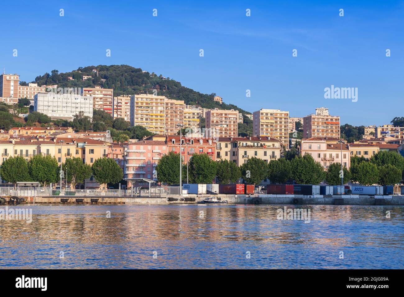 Ajaccio, Francia - 30 giugno 2015: Porto di Ajaccio in una mattinata di sole, vista mare, Corsica Foto Stock