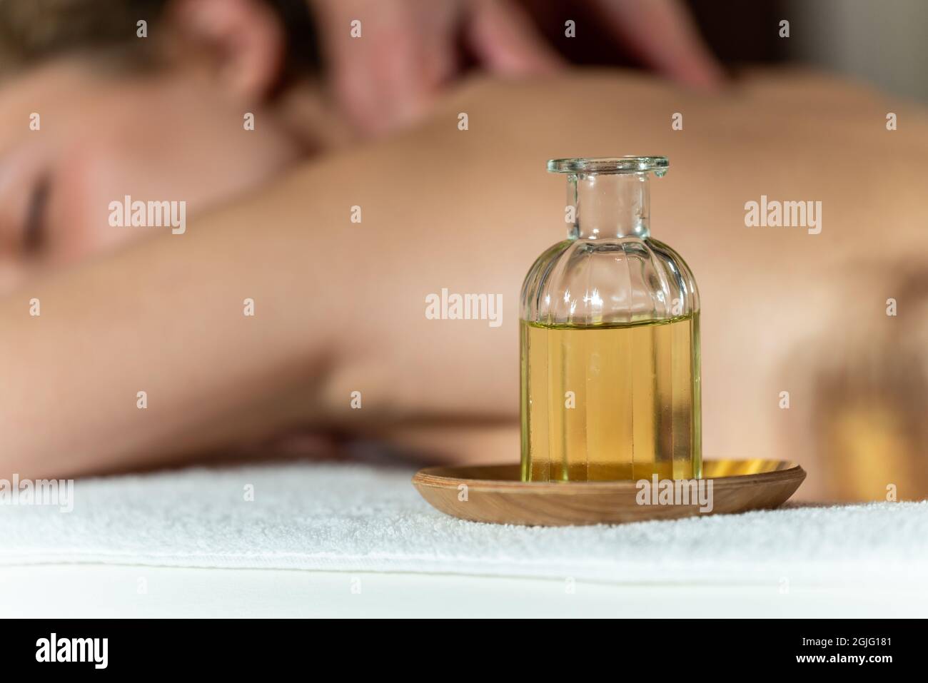 Una fisioterapista donna che fa un massaggio con olio ad un'altra donna Foto Stock