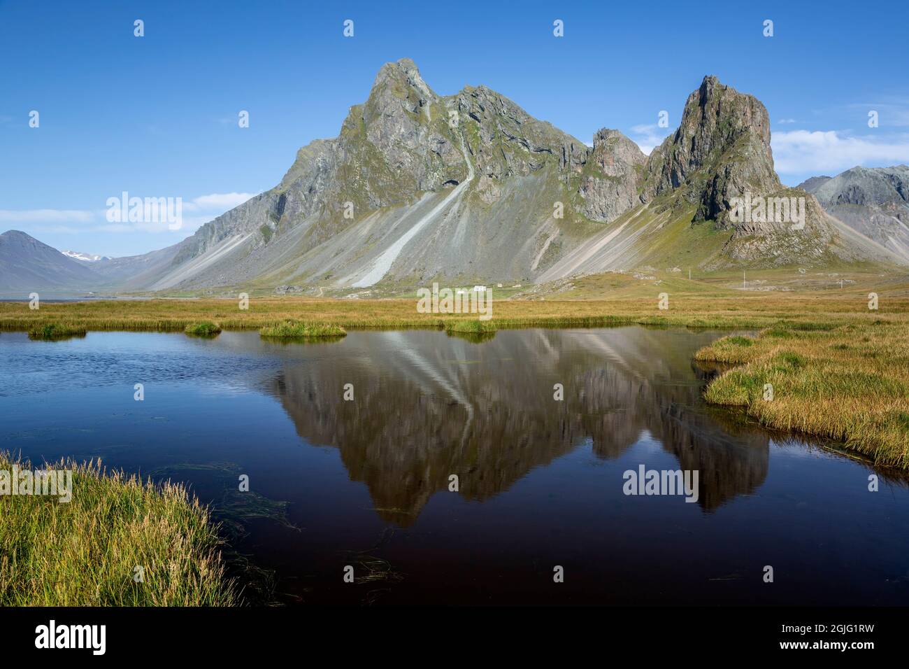 Montagna Vikurfjall riflessa su stagno, vicino Hvalnes Riserva Naturale, Islanda Foto Stock