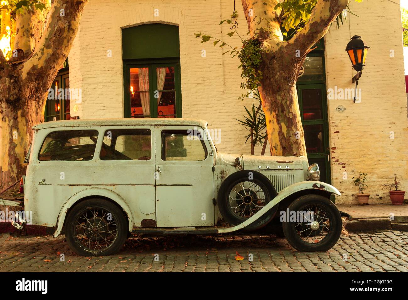 Vintage Ford Model A parcheggiato su una strada acciottolata a Colonia del Sacramento, Uruguay. Foto Stock