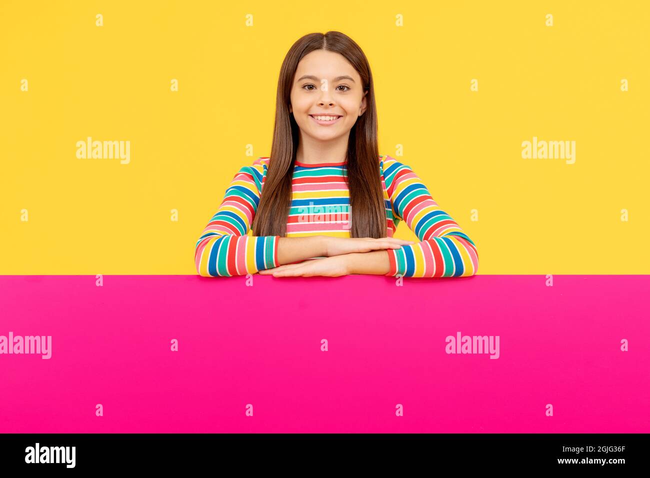 luogo per la promozione e creatività. per il vostro disegno di vendita. ragazza teen allegra con la bandiera di carta. Foto Stock