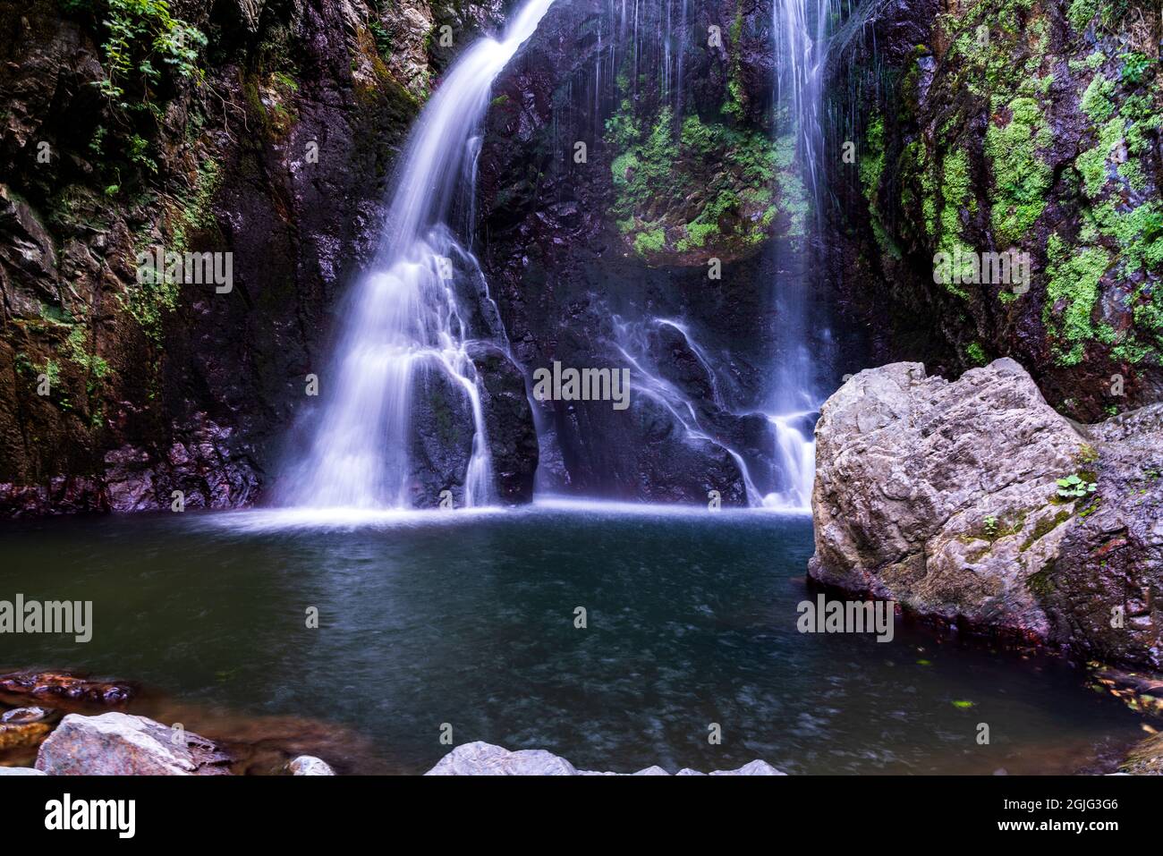 vista a lunga esposizione della cascata Foto Stock