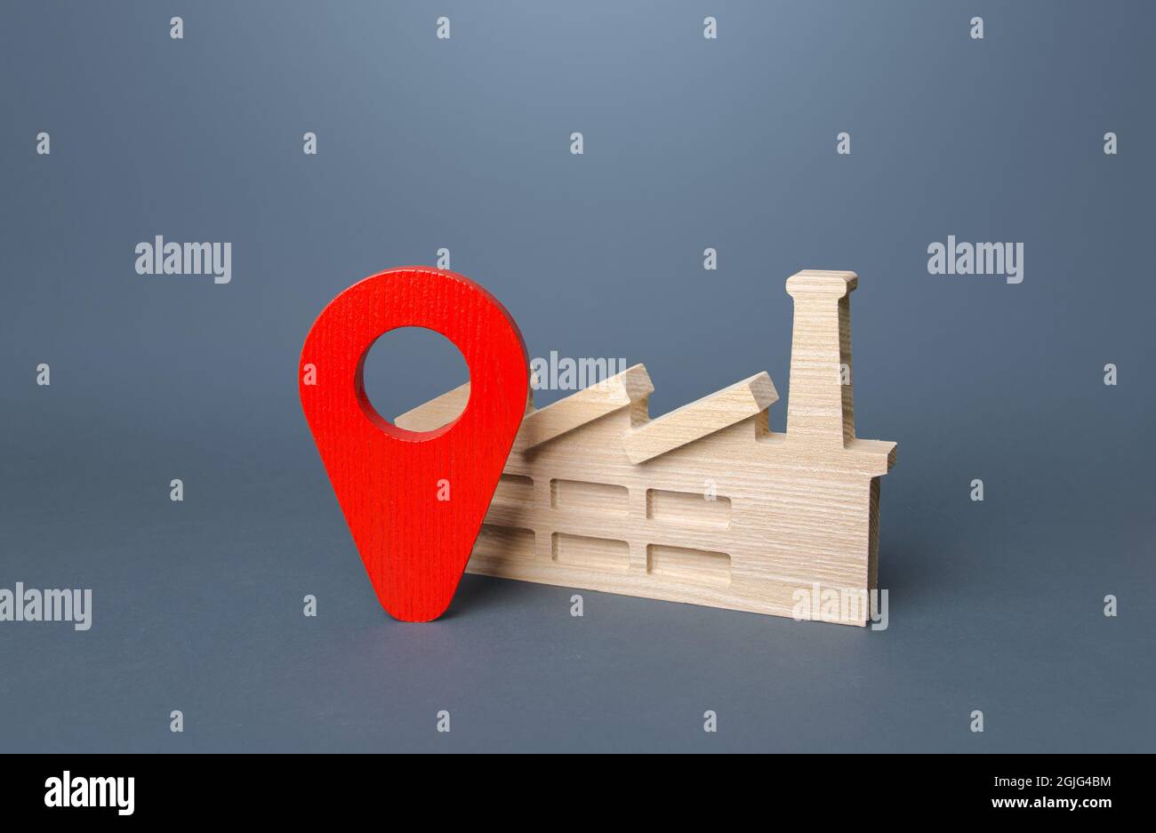 Impianto industriale e pin rosso di posizionamento. Fabbrica di produzione nazionale. Concetto di ubicazione degli impianti di produzione. Investimenti e costruzione o Foto Stock