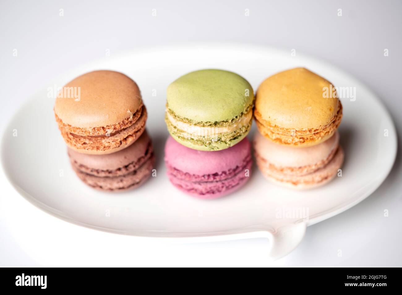 Macaroon su un piatto bianco, cibo, dessert, dolci Foto Stock