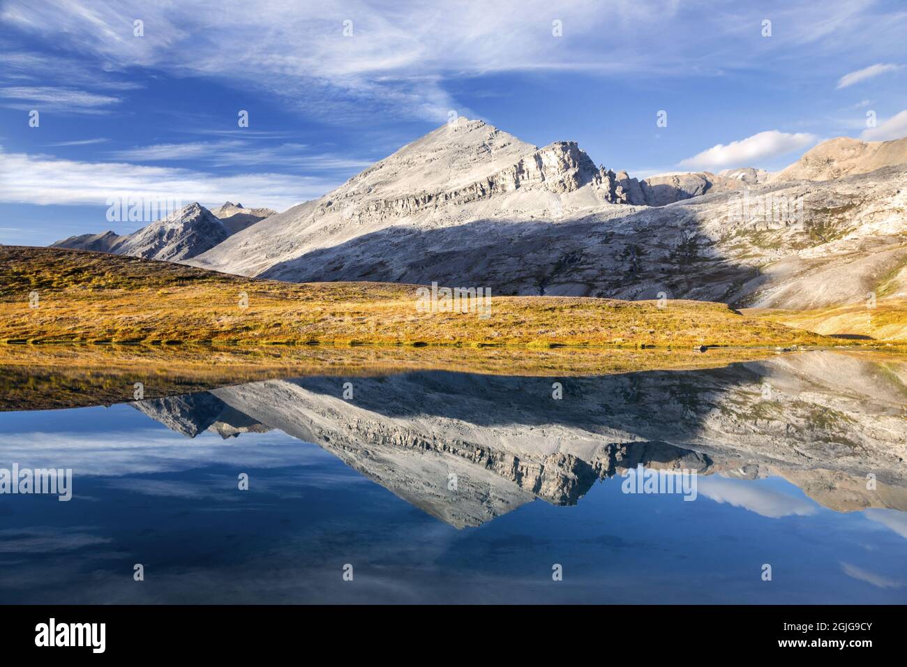 Le cime delle Montagne Rocciose si riflettono nell'acqua del Lago Blu, sentiero escursionistico del passo delle Dolomiti. Simmetria nella natura, suggestivo paesaggio panoramico del Parco Nazionale di Banff Foto Stock