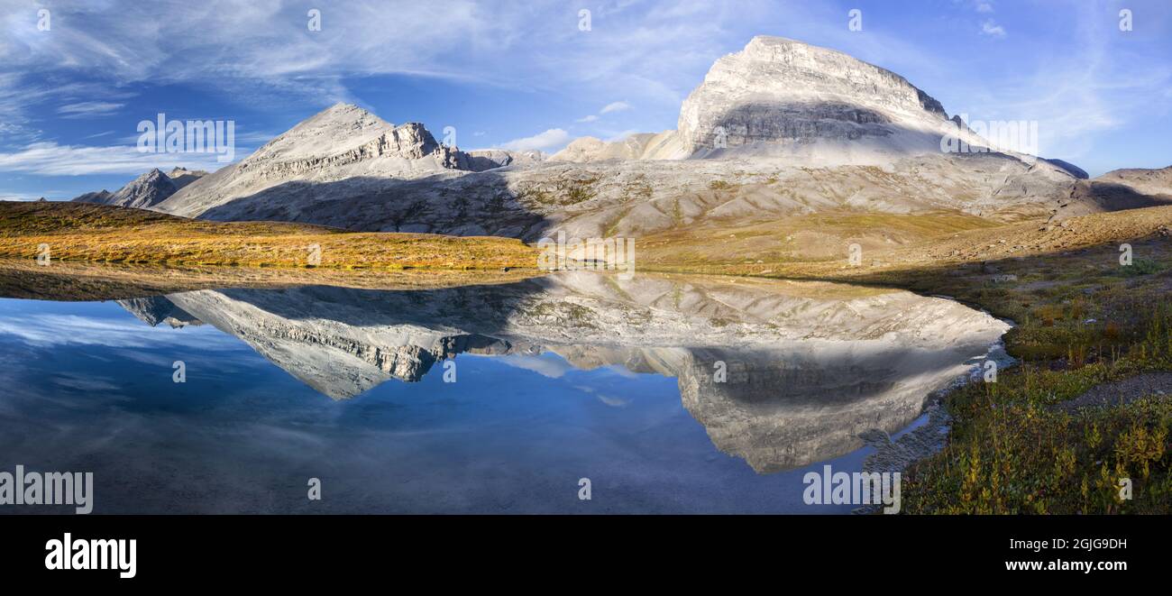 Le cime rocciose della montagna si riflettono nell'acqua di Blue Lake. Simmetria nella natura, paesaggio panoramico del Parco Nazionale di Banff, Montagne Rocciose Canadesi Foto Stock
