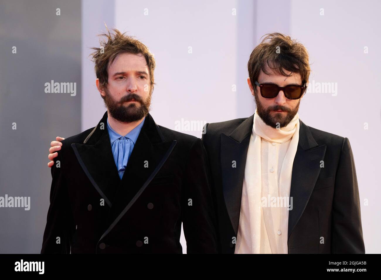 VENEZIA, ITALIA - SETTEMBRE 09: I registi Damiano D'Innocenzo e Fabio D'Innocenzo partecipano al tappeto rosso del film 'America Latina' durante il 78° Festival Internazionale del Cinema di Venezia il 09 Settembre 2021 a Venezia, Italia Credits Credit: Luigi de Pompeis/Alamy Live News Foto Stock