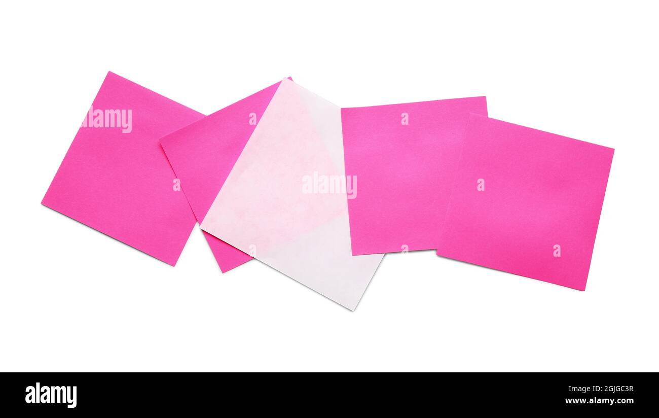 Foglio di carta bianco tra quelli rosa su sfondo bianco. Concetto di unicità Foto Stock