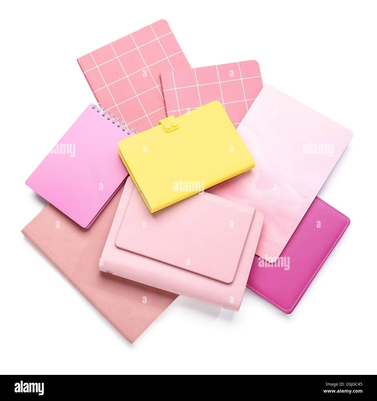 Notebook giallo tra quelli rosa su sfondo bianco. Concetto di unicità Foto Stock