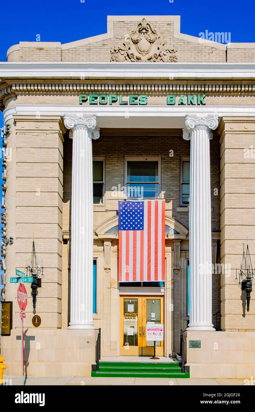 La Peoples Bank è raffigurata all'incrocio tra Lameuse Street e Howard Avenue, 5 settembre 2021, a Biloxi, Mississippi. Foto Stock