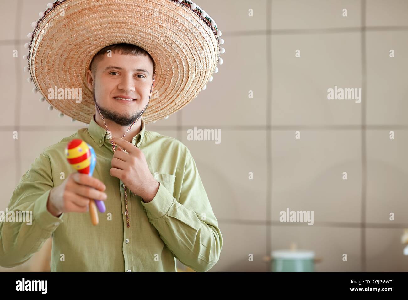Giovane messicano in cappello sombrero e con maracas a casa Foto stock -  Alamy