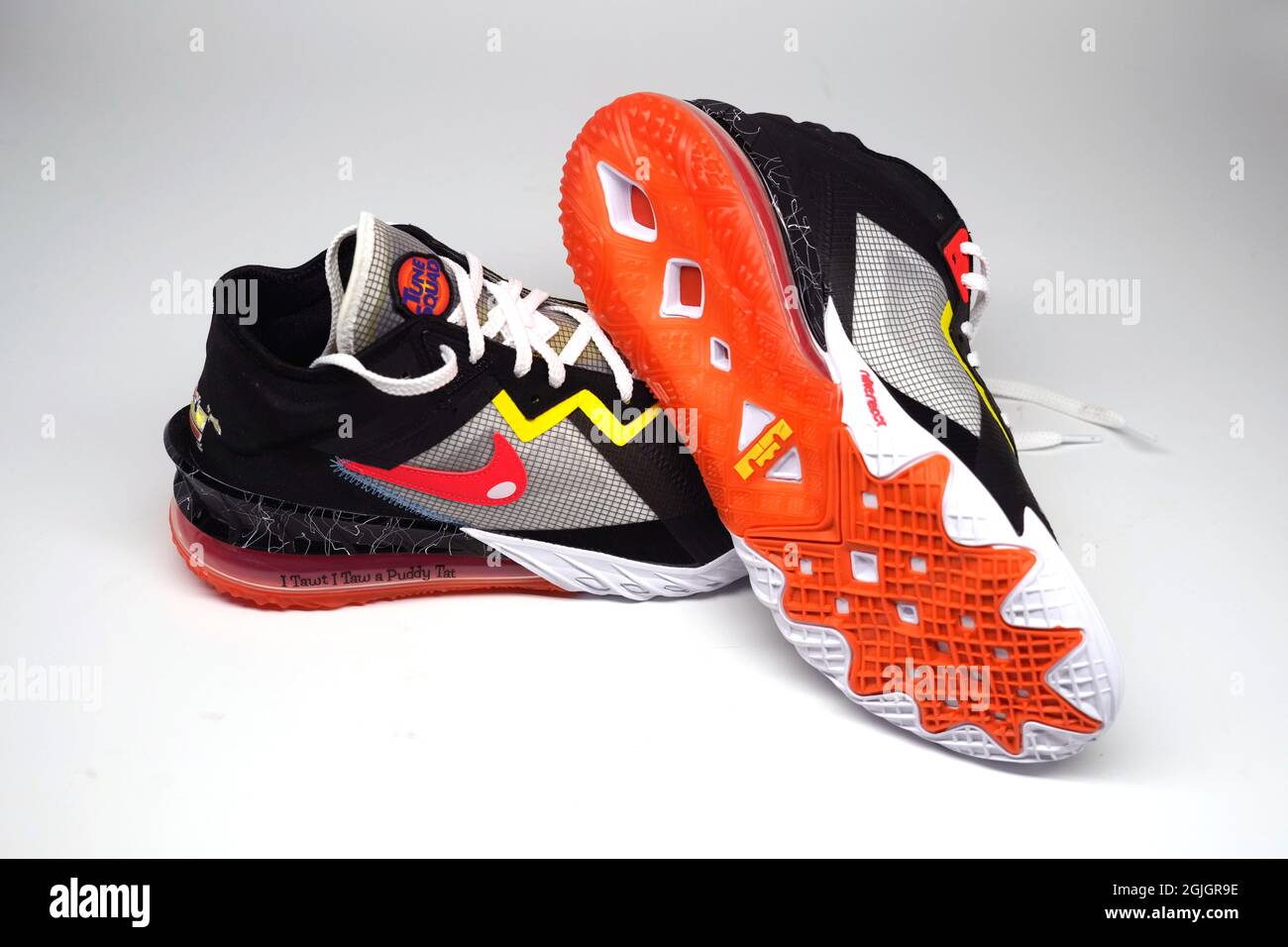 Vista dettagliata delle scarpe Nike LeBron 18 low Limited Edition Space Jam  2 Edition Foto stock - Alamy