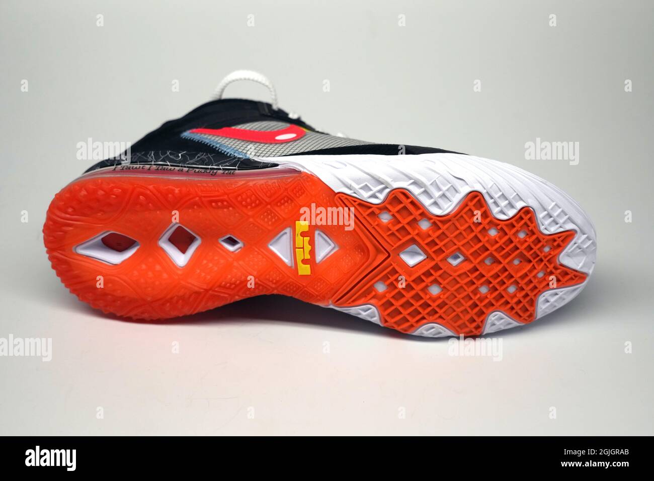 Vista dettagliata delle scarpe Nike LeBron 18 low Limited Edition Space Jam 2 Edition. Foto Stock