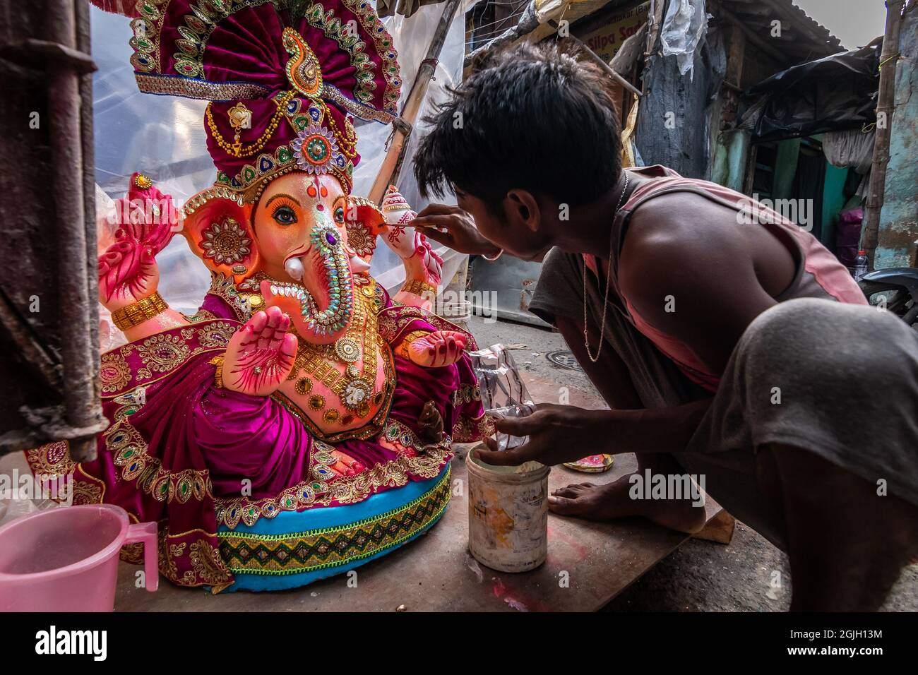 Kolkata, Bengala Occidentale, India. 9 Settembre 2021. Un artista mette i ritocchi finali ad un Idol di Lord Ganesha per il prossimo festival di Ganesh Chaturthi al centro dell'artista Kumortuli, per la vendita in un negozio di strada davanti a Ganesh Chaturthi festival è il festival annuale di culto degli Indù, chiamato anche come Vinayak Chaturdashi, È un importante festival indù. Quest'anno Ganesh Chaturthi 2021 sarà celebrato venerdì 10 settembre 2021. I devoti installano idoli di argilla a casa loro per adorare Ganesh durante questo periodo. Si ritiene che Lord Ganesha sia il Dio dei nuovi inizi e il rimugolio di O. Foto Stock