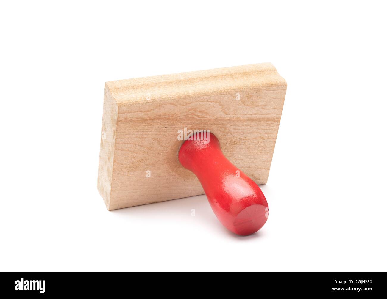 Un timbro in legno con maniglia rossa su sfondo bianco per l'uso con la maggior parte delle interferenze di comunicazione. Foto Stock