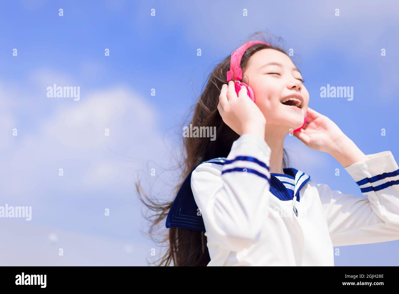 Felice studentessa ragazza godere ascoltare la musica con le cuffie Foto Stock