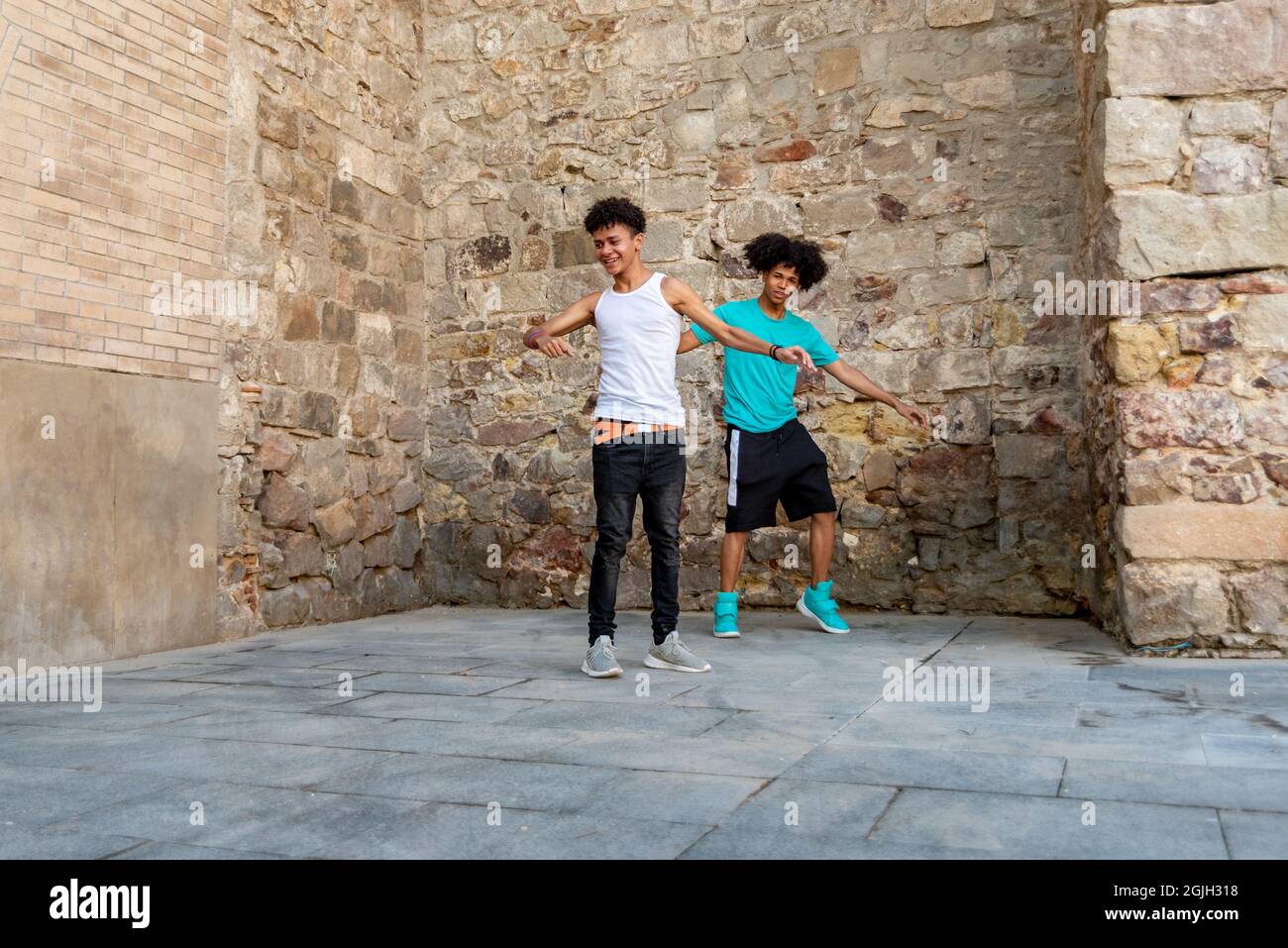 Afro latino amici maschi ballare per strada Foto Stock