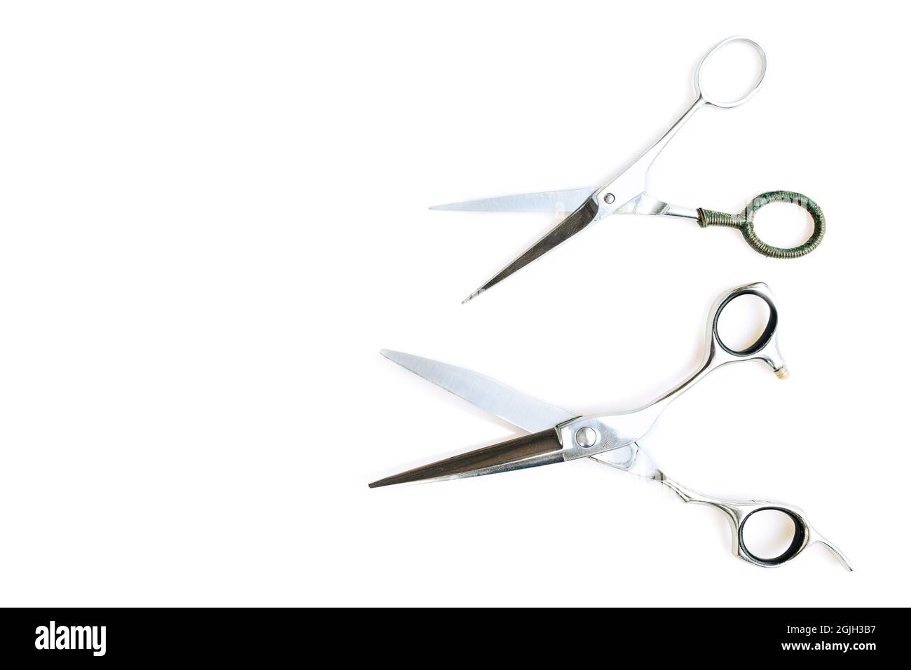 Una serie di strumenti per il taglio dei capelli su sfondo bianco per il taglio di barbiere parrucchiere Foto Stock