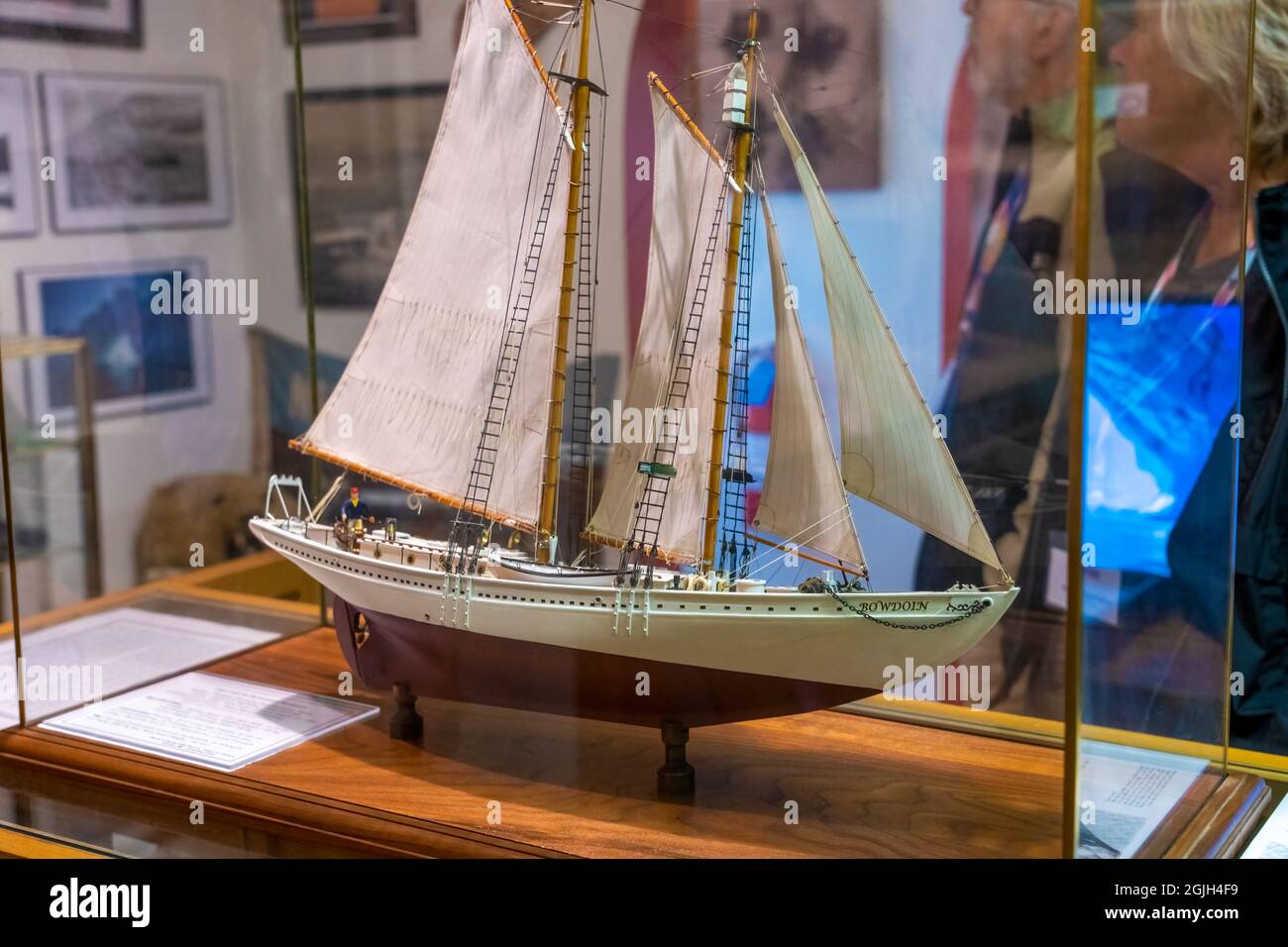 Rockland, Maine, USA. Modellare la goletta 'Bowdoin' nel Sail Power & Steam Museum. La vera barca è stata navigata dall'ammiraglio Doinald Macmillan 26 volte sopra Foto Stock