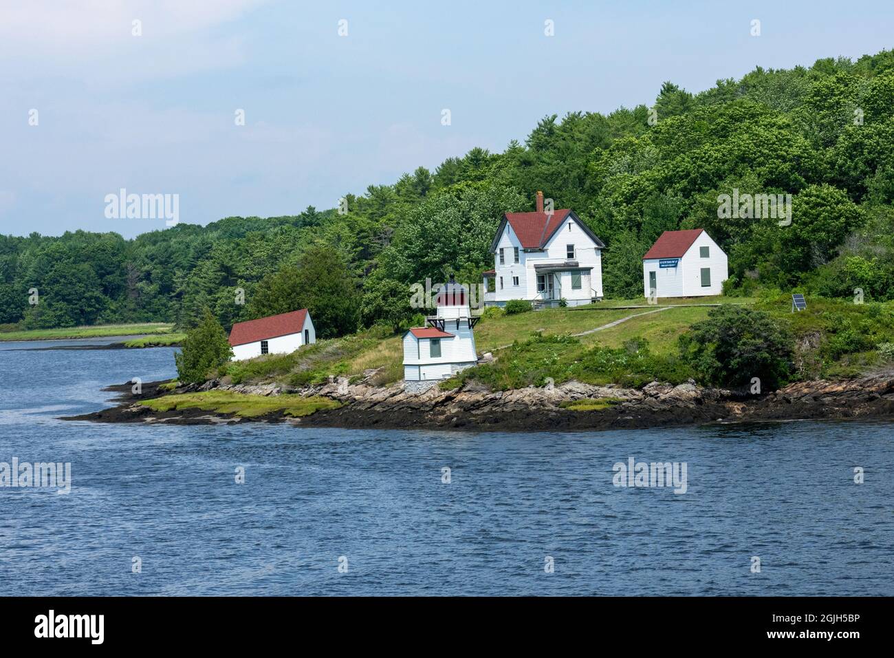 Situato sull'isola di Arrowsic nel Maine, il faro di Squirrel Point è uno dei quattro ausili di navigazione risalenti al 1895 lungo il fiume Kennebec, a 11 miglia Foto Stock