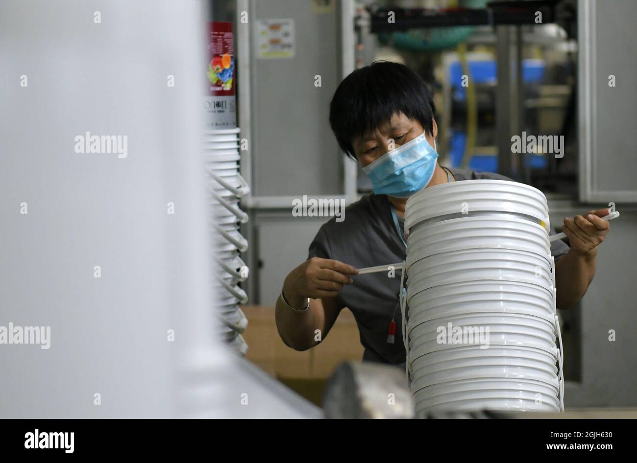 Cangxian, la provincia cinese di Hebei. 9 Settembre 2021. Un membro dello staff lavora presso un'azienda di materiali per l'imballaggio farmaceutico nella contea di Cangxian, nella provincia di Hebei, nel nord della Cina, 9 settembre 2021. Nella contea di Cangxian ci sono più di 1,000 produttori di materiali da imballaggio farmaceutici. Credit: Luo Xuefeng/Xinhua/Alamy Live News Foto Stock