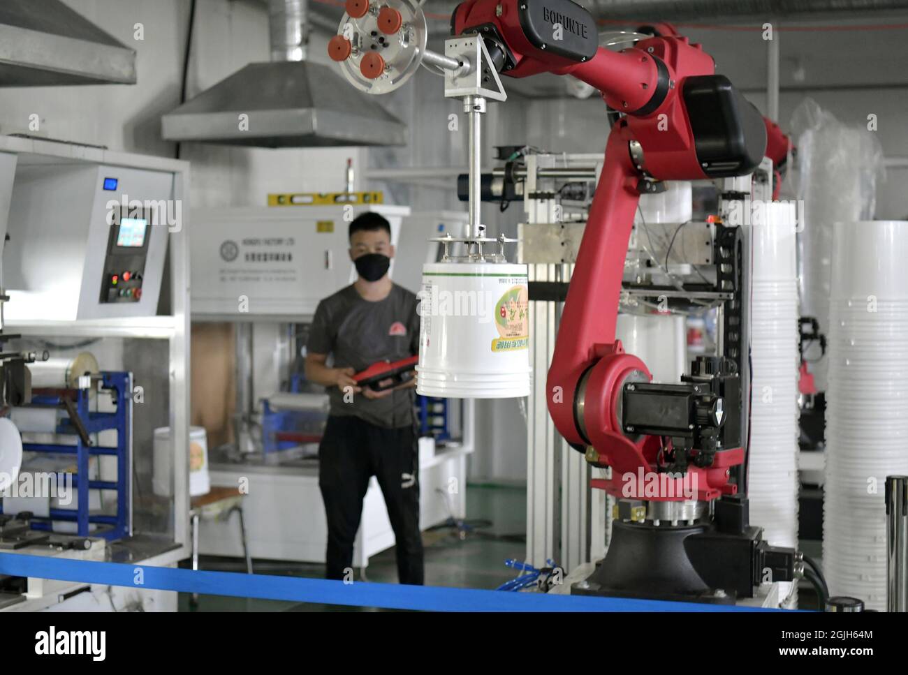 Cangxian, la provincia cinese di Hebei. 9 Settembre 2021. Un membro dello staff lavora presso un'azienda di materiali per l'imballaggio farmaceutico nella contea di Cangxian, nella provincia di Hebei, nel nord della Cina, 9 settembre 2021. Nella contea di Cangxian ci sono più di 1,000 produttori di materiali da imballaggio farmaceutici. Credit: Luo Xuefeng/Xinhua/Alamy Live News Foto Stock