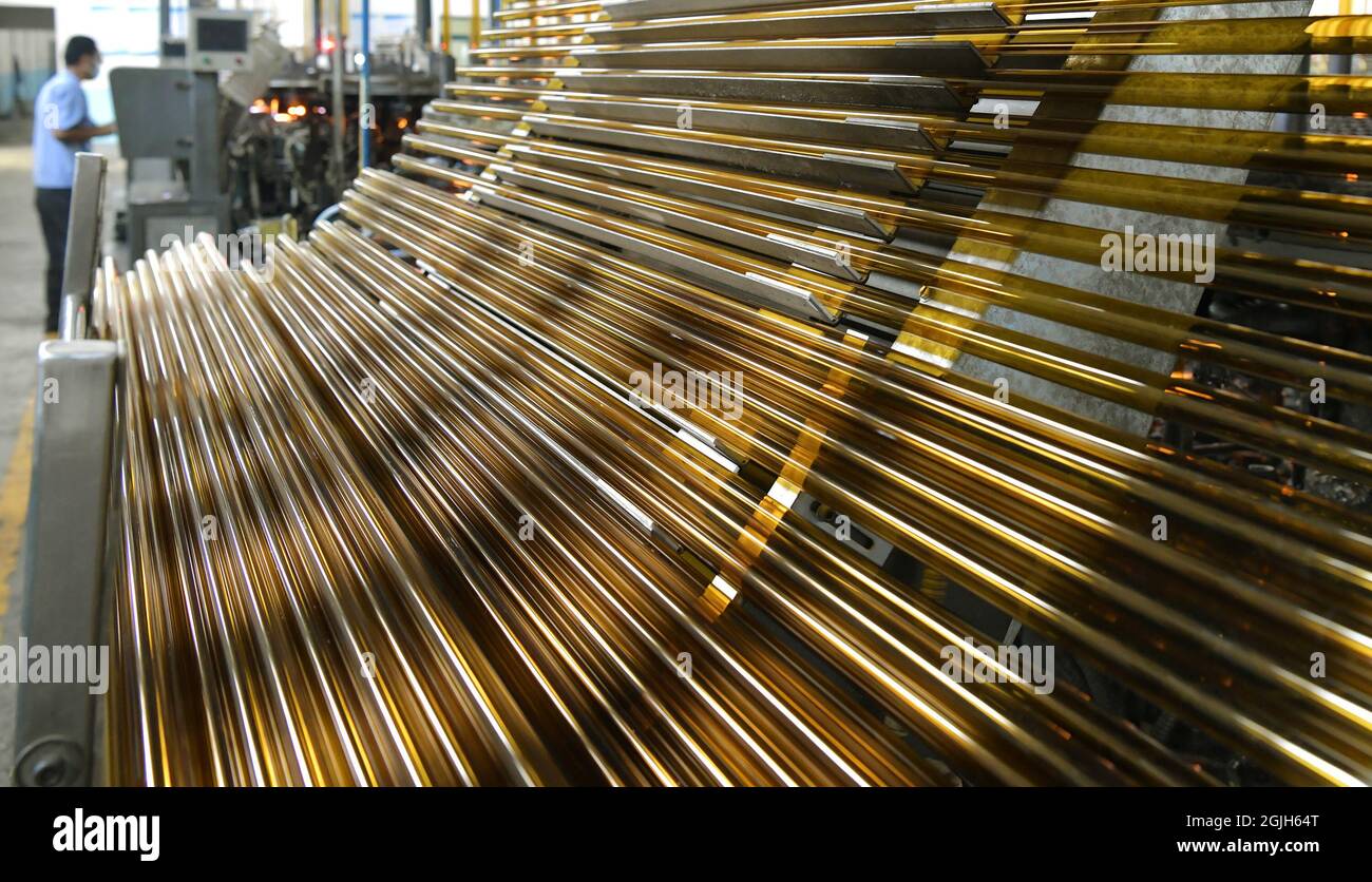 Cangxian, la provincia cinese di Hebei. 9 Settembre 2021. Un membro dello staff lavora presso un'azienda di materiali per l'imballaggio farmaceutico nella contea di Cangxian, nella provincia di Hebei, nel nord della Cina, 9 settembre 2021. Nella contea di Cangxian ci sono più di 1,000 produttori di materiali da imballaggio farmaceutici. Credit: Luo Xuefeng/Xinhua/Alamy Live News Foto Stock