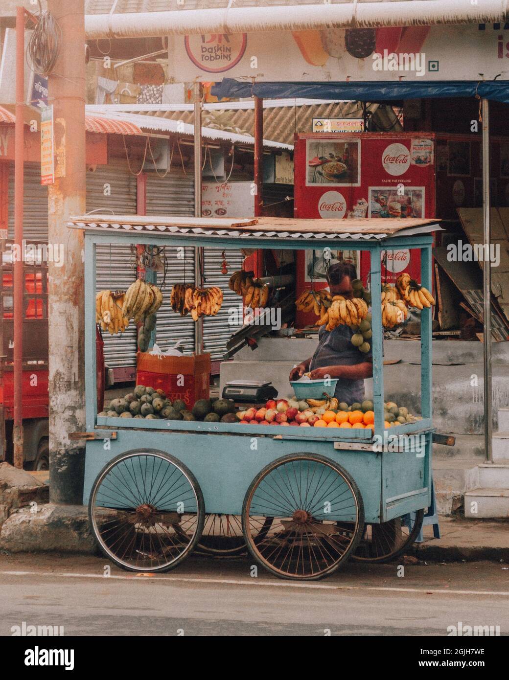 Un venditore che vende frutta sulla strada Foto Stock