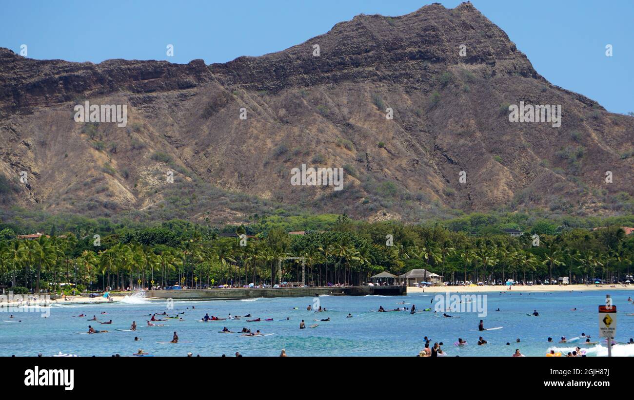 Vista di una affollata Waikiki Beach e del cratere Diamond Head in lontananza Foto Stock